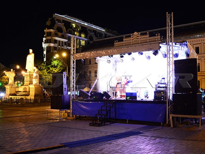 Мобильная сцена Polycar на Михайловской площади.