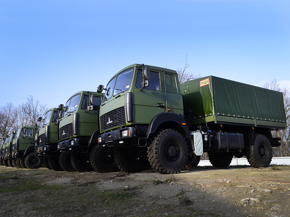 Партия военных автомобилей для перевозки личного состава на базе МАЗ.