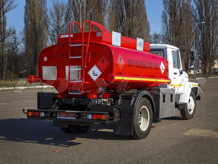 Топливозаправщик ГАЗ 33098 с цистерной объемом 5 кубических метров.