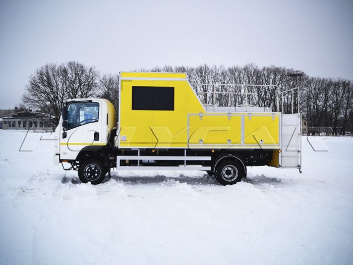 Автомобиль Киевводоканала для проведения реагентных работ на базе Isuzu.